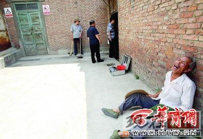 ��ĸ����Ů��͵Ǯ����Ź������