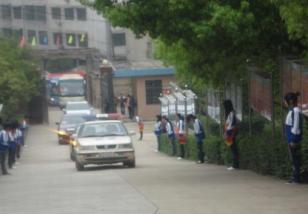 ��������ѧŮ���жӾϹ�ӭ�쵼