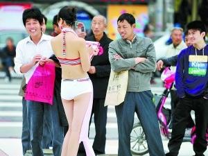 �Ȼ�����Ů��ͷ��������ʿӻԾ