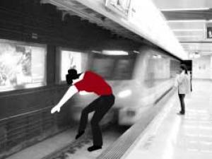 �Ͼ�һŮ�ӵ���վ��������ɱ �����������