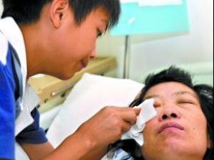 13��㶫���경��һ���²�Ь��ĸ