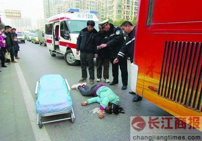 Ů�˿�ǣ�����¹�����ʱ�������ż�ס ���복������