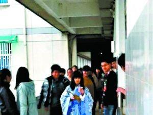 ����Ů����������ѧ��ǿ�ƻ�װ ��������װ�����