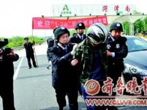 ���Ӳ������ɱ��ǰ�޼�Ů����5�˱�ץ��