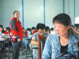 «ɽ��Сѧȫ�渴�� ĸ�״�����Ů������һ��