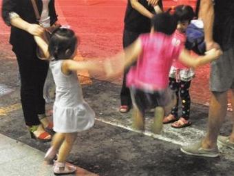 �ӱ��׶�԰�ϰ����12����Ů �鸾�����¹���