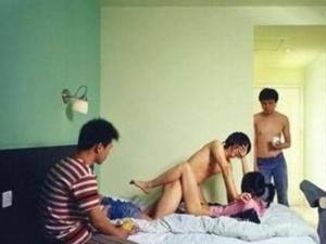 4�н�һŮǿ�����ϳ�����Ю�ֶ��� ����һ�˱���19��