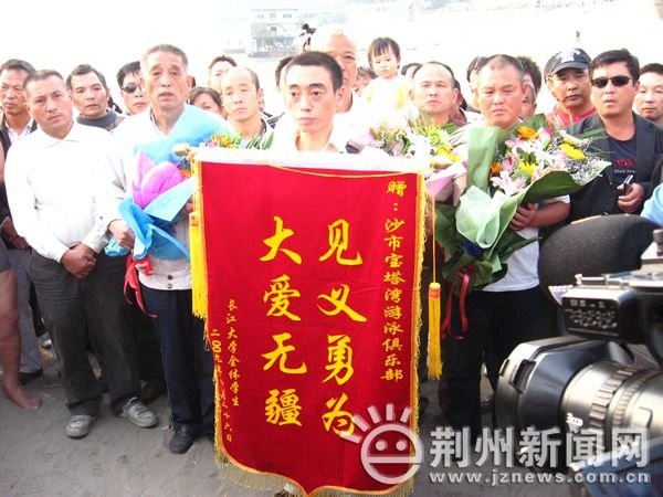 ����ѧ�Ӵ���ù����񰧵�(��ͼ)