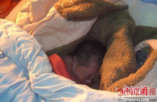 �ճ���ŮӤ�������ڽֱ�����Ͱ(ͼ)