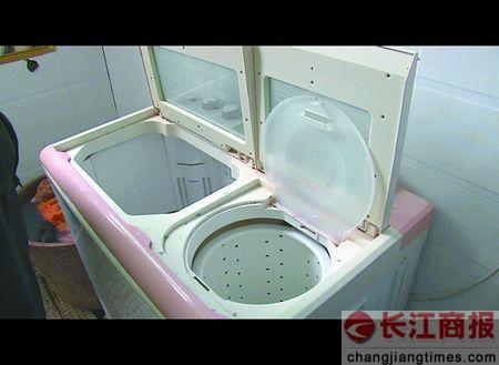 ���ӽ�2���Ů�ƽ�ϴ�»�����ƭȡ���ս�(ͼ)