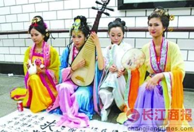 ��װ�Ĵ���Ů��̯��鷿:"������֮�ز���"(ͼ)