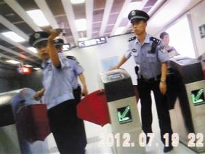 ��������վһ���ӽٳ�Ů����Ա�����У���ͼ��