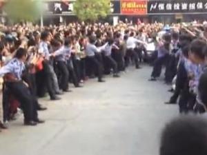 ���ո���Ů����ͷ���˸ �ӷ�ָ���ֳ���ǧ��׷��