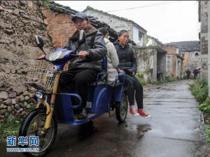 ��Ů����ĸ��ѧ��8�� ����400Ԫ����ж�����(��ͼ)