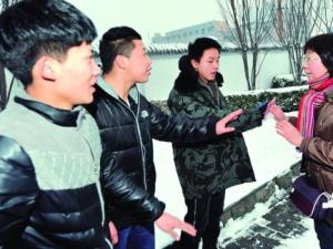 ʯ��ׯŮ��4�����ֽ𵱽�ɢ�� ·�˰�ʰ�����(ͼ) 