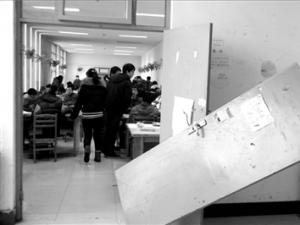 �����ʵ��ѧͼ��ݿ������� ����ѧ��������������λ(ͼ)