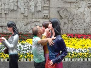 �ɶ�����һ��������Ů���� �������Ͷ����Χ�ۣ���ͼ��