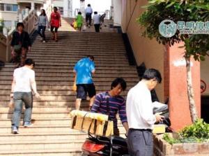 Ů˾��������Ӥ���³� ���˽���̧�ߣ�ͼ��