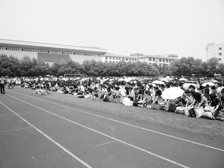 ����900��ѧ��˫ϥ���лʦ��