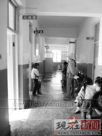 ����һСѧ��ʦ���巣Ϊ�����10��Ů��(ͼ)