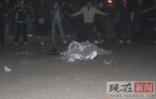 У԰�ܱ߳������� ��������ѧ������ǽ��ʬ