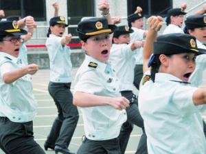 ������Ů�ǹ����ڶӽ���ʽ�ϸ�