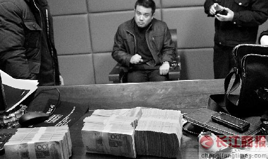 ɽ��һ�����г�����4�ڶ�Ǳ�ӱ���