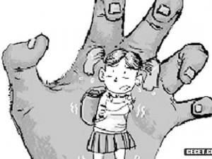 13��Ů�������ڱ��˽ٳֵ�У�����ּ�