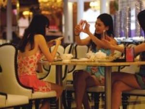 ����Ů����Ա���Ȼ���Ϊ�˿ͷ���������(ͼ)