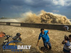 Ǯ������ӭ����һ�� �۳��οͺ��̼���æ�Ӵܣ�ͼ��