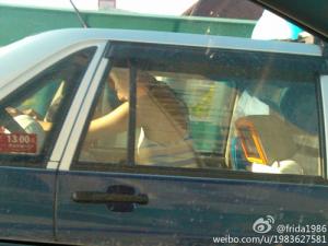 ��һ����Ů���⳵�ڳ��������� Ů�Ӵ���������������ͼ�� 