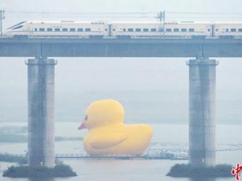 �����Ѽ���ڱ���԰���Ὺ���Լ����״ξ���֮��