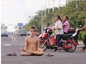 ��ѧ����ͷ�ں���Ƭ���� ���ѳ�ȫ��Ծ��챬�ֿڣ�ͼ��