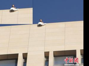 ǰ���ѽ����Ů�Ӵ���ɴ����15¥���£�ͼ��