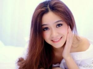 �Ĵ�����С̯�����緢����Ů��ǹ�һЦ�Ҿ�������ͼ��