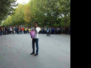 ����һ��ѧ�����ױ�������������У�������ԣ�����ѧ�˻�����̸������