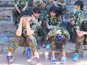 ����Ů����ѵ����¥������˲��� ѧУ�ҳ���ִһ��˭�õ���