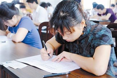 ������һ�������̣�����һ��ѡ�˲ţ�ͼ��