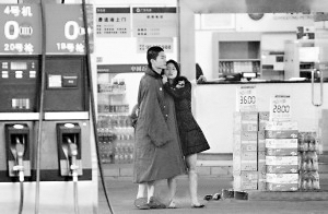 ���ӳּ���Ю��Ů���뾯������