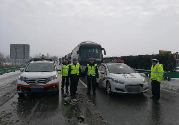 500ÂÿÍÓö±©Ñ©±»À§·þÎñÇø ºþ±±¸ß¾¯½ÓÁ¦»¤ËÍ£¨Åäͼ£©.jpg