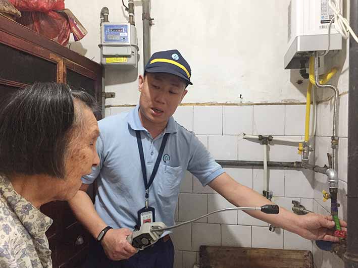 武汉市天然气有限公司工作人员为独居、孤寡老人免费安装燃气金属软管 记者 徐靓丽 通讯员 苏守明 (.jpg