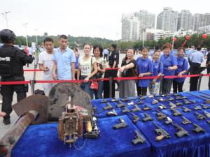 ȫ���������ٷǷ�ǹ����Ʒ ��������6ǧ��ǹ֧��26���ӵ�ͳһ����